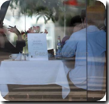 Actress Jamie Lee Curtis having lunch with friends Santa Monica.