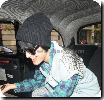 Agyness Deyn
sporting a new look with black hair, arriving at the Mayfair Hotel.
London, England - 19.09.09 Mandatory/IANS-WENN