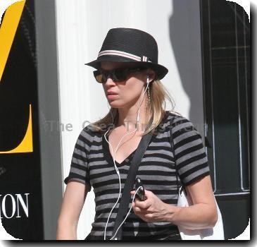 **Exclusive**Amy Smart listening to her iPod as she leaves the Apple store in Hollywood Los Angeles.