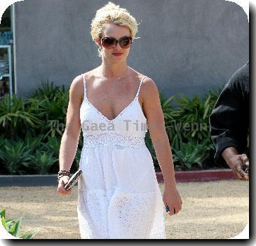 Britney Spears
leaving Target after enjoying a day of shopping.