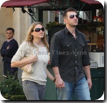 Estella Warren out shopping with her boyfriend in HollywoodCalifornia, USA - 11/10/09Credit: IANS-WENN