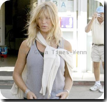 Goldie Hawn and Kurt Russell stop at a gas station while out and about Los Angeles.