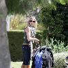 LeAnn Rimes Santa Monica police officers help LeAnn Rimes unload luggage and golf clubs from her SUV outside her home Los Angeles.