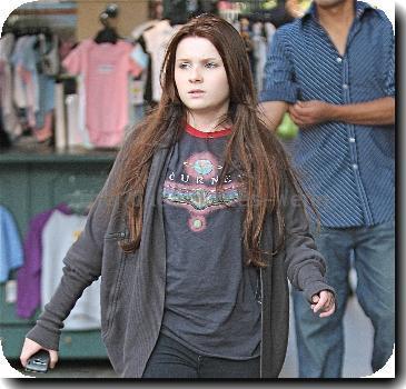 Abigail Breslin shopping with her mum