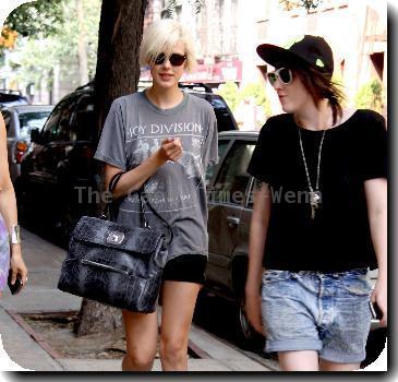 Agyness Deyn
out and about with friends after having lunch at Souen, an organic, vegan and macrobiotic restaurant.