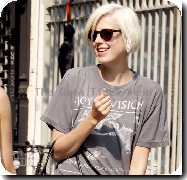 Agyness Deyn
out and about with friends after having lunch at Souen, an organic, vegan and macrobiotic restaurant.
