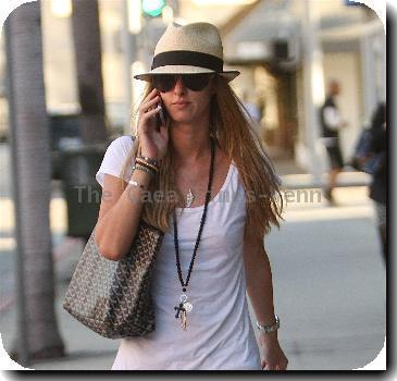 Nicky Hilton
shopping in Hollywood.
