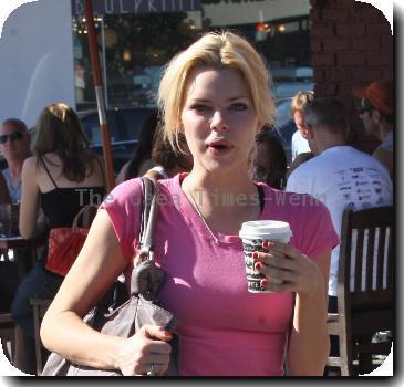 **Exclusive**
Sophie Monk
stops off for breakfast while out and about in Hollywood.