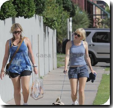 Anna Faris and her dog Bonzo have lunch at Cheebo and walk to Almor liquor store.