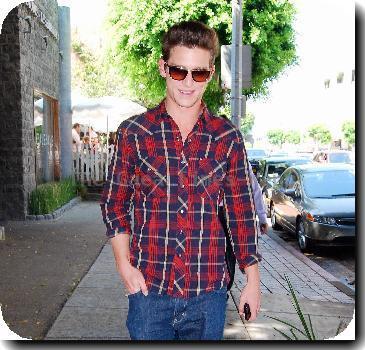 'The Secret Life of the American Teenager' star Daren Kagasoff is rad in plaid as while out and about on Robertson Boulevard
Los Angeles, California - 14.08.09
Credit: (Mandatory): WENN/IANS