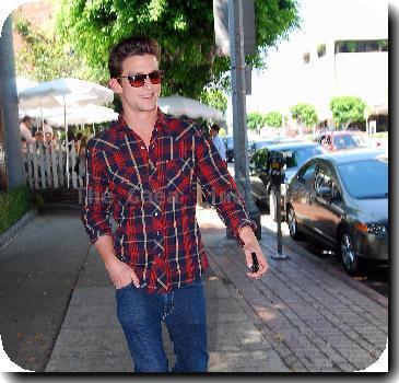 'The Secret Life of the American Teenager' star Daren Kagasoff is rad in plaid as while out and about on Robertson Boulevard
Los Angeles, California - 14.08.09
Credit: (Mandatory): WENN/IANS