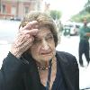 Iconic journalist Helen Thomas in conversation with colleagues Washington DC, USA –