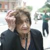 Iconic journalist Helen Thomas in conversation with colleagues Washington DC, USA –