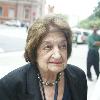 Iconic journalist Helen Thomas in conversation with colleagues Washington DC, USA –