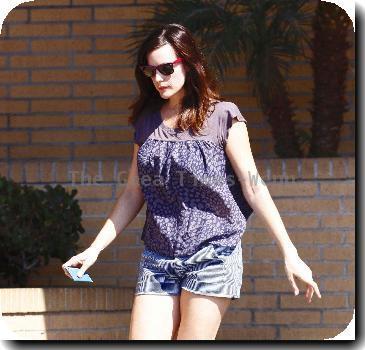 Liv Tyler 
stops off at a cash machine in Los Feliz.