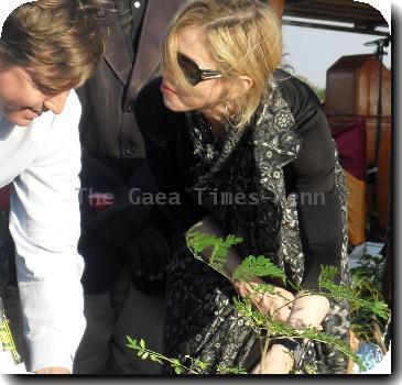 MADONNA PLANTS TREE TO LAUNCH MALAWI SCHOOL PROJECT