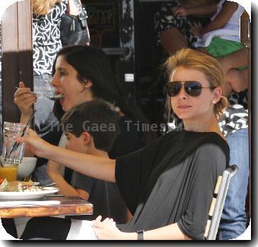 ***Exclusive***Lo Bosworth having breakfast with a friend in Hollywood. Los Angeles, California.