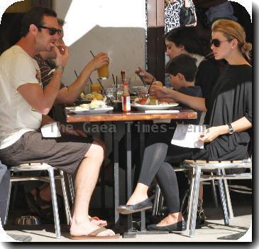 ***Exclusive***Lo Bosworth having breakfast with a friend in Hollywood. Los Angeles, California.