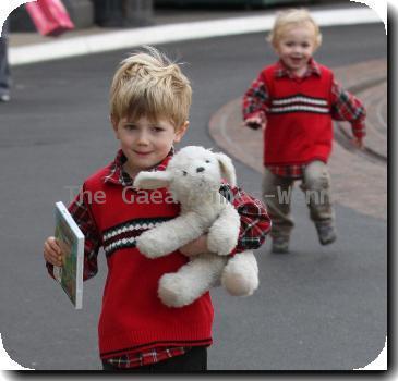 **Exclusive**
Actor/Comedian Joel McHale,of the TV show Community, Christmas shopping with his wife Sarah and their two kids.