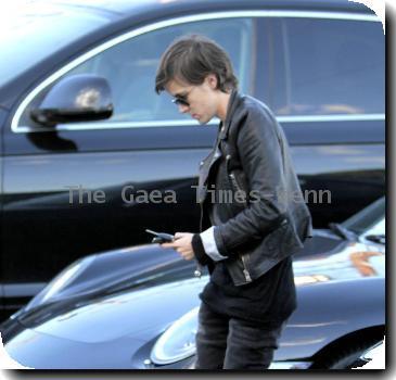 Samantha Ronson in sunglasses and a black leather bikers jacket, arrives at Maxfield to do some last minute Christmas shopping..