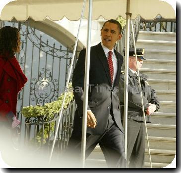 Atmosphere
US President Barack Obama leaving the White House en route to Hawaii for the family annual Christmas vacation.