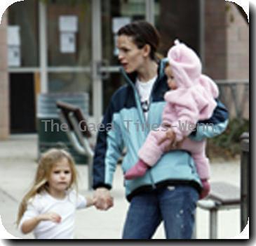 Jennifer Garnerspends the day at a park in Brentwood with her daughter Violet Anne and family.Los Angeles.