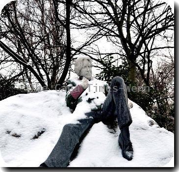 Oscar Wilde statue