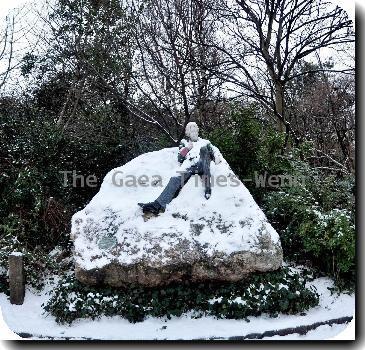 Oscar Wilde statue