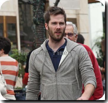 Next photo of Luke Macfarlane