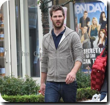 Luke Macfarlane
 does a spot of shopping in Hollywood.