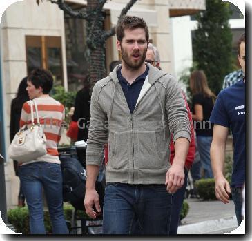 Luke Macfarlane
 does a spot of shopping in Hollywood.