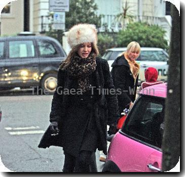 Trinny Woodall 
wrapped up an a warm coat and a Russian style fur hat
makes her way home after taking her children to school
London, England - 11.01.10
Credit Mandatory:IANS- WENN