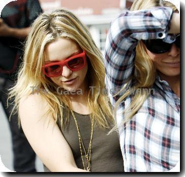 Kate Hudson
wearing red-rimmed sunglasses while out with friends in Brentwood.