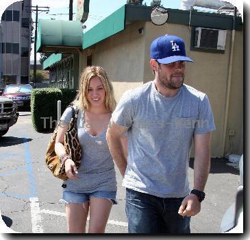 Duff to wed ice hockey star
Actress/singer HILARY DUFF is to wed ice hockey ace MIKE COMRIE.
The So Yesterday singer accepted the Edmonton Oilers star's proposal during a recent break in Hawaii, according to her publicist.
Representative Nanci Ryder says,