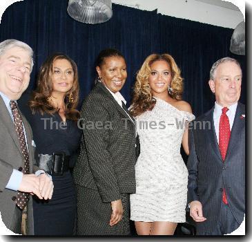 Brooklyn Borough President Marty Markowitz, Tina Knowles, Beyonce Knowles and Mayor Michael Bloomberg
Unveiling of the Beyonce Cosmetology Center at Phoenix House
New York City, USA.