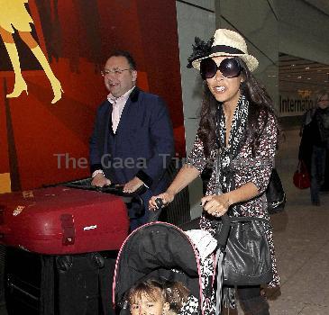 Manager Jonathan Shalit, Myleene Klass and daughter Ava Bailey
Myleene Klass arriving at Heathrow airport with her daughter and manager on a flight from Los Angeles 
London, England.