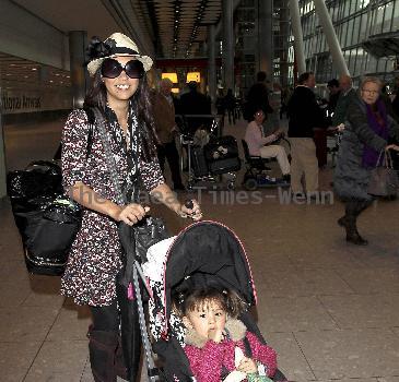 Manager Jonathan Shalit, Myleene Klass and daughter Ava Bailey
Myleene Klass arriving at Heathrow airport with her daughter and manager on a flight from Los Angeles 
London, England.