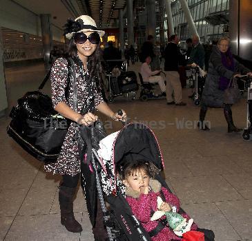 Manager Jonathan Shalit, Myleene Klass and daughter Ava Bailey
Myleene Klass arriving at Heathrow airport with her daughter and manager on a flight from Los Angeles 
London, England.