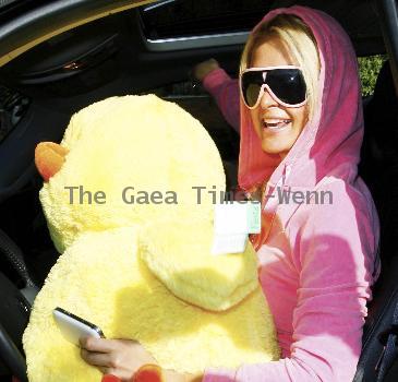 Actor Paul Sorvino 
leaves Bristol Farms after shopping for groceries. 
Los Angeles, California, USA.