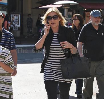 Eastenders' star Michelle Collins takes a break from shopping to eat lunch at The Grove.
Los Angeles, California.