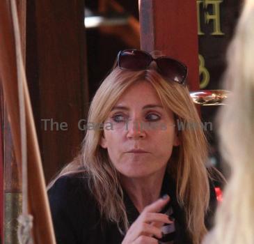 Eastenders' star Michelle Collins takes a break from shopping to eat lunch at The Grove.
Los Angeles, California.