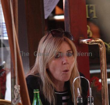 Eastenders' star Michelle Collins takes a break from shopping to eat lunch at The Grove.
Los Angeles, California.