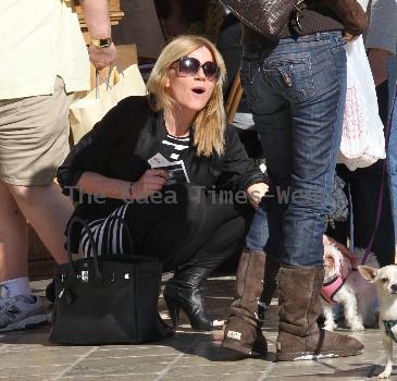 Eastenders' star Michelle Collins takes a break from shopping to eat lunch at The Grove.
Los Angeles, California.