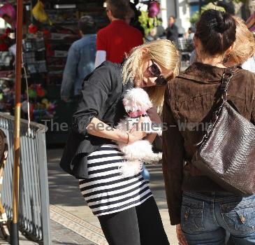 Eastenders' star Michelle Collins takes a break from shopping to eat lunch at The Grove.
Los Angeles, California.