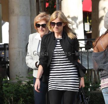 Eastenders' star Michelle Collins takes a break from shopping to eat lunch at The Grove.
Los Angeles, California.