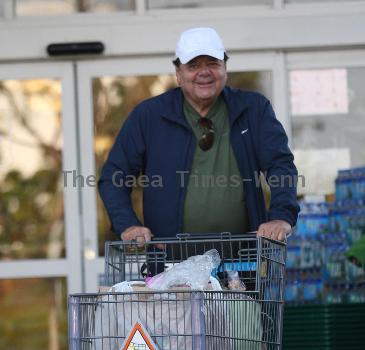 Actor Paul Sorvino 
leaves Bristol Farms after shopping for groceries. 
Los Angeles, California, USA.
