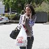 Jennifer Love Hewitt chats on her mobile phone as she takes food to go in Toluca Lake. Los Angeles, California.