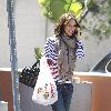 Jennifer Love Hewitt chats on her mobile phone as she takes food to go in Toluca Lake. Los Angeles, California.