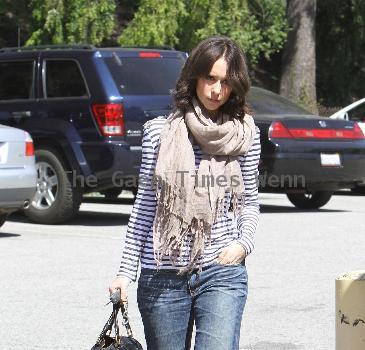 Jennifer Love Hewitt chats on her mobile phone as she takes food to go in Toluca Lake. Los Angeles, California.