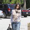 Jennifer Love Hewitt chats on her mobile phone as she takes food to go in Toluca Lake. Los Angeles, California.